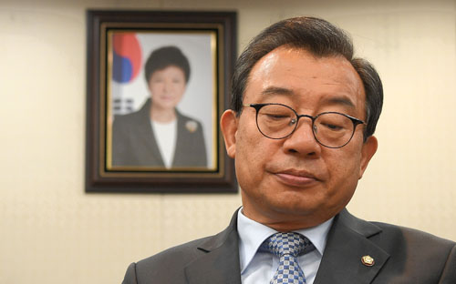 이정현 새누리당 대표가 29일 서울 여의도 당사에서 박근혜 대통령의 3차 대국민 담화를 끝까지 시청한후 입을 굳게 다물고 있다. <사진제공=뉴시스>