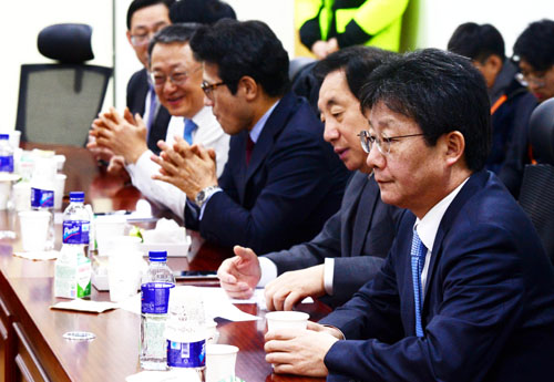 새누리당 유승민, 김성태 의원을 비롯한 의원들이 30일 오전 서울 여의도 국회 의원회관에서 열린 비상시국위원회의에 참석하고 있다. <사진제공=뉴시스>