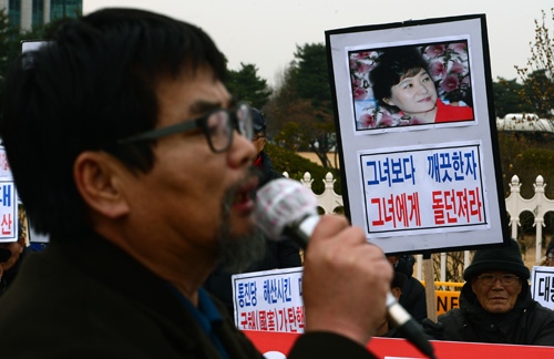 대한민국어버이연합, 자유민총연합, 한겨레청년단 등 시민단체 회원들이 30일 오후 서울 여의도 국회의사당 앞에서 박근혜 대통령 탄핵 반대 집회를 하고 있다. <사진제공=뉴시스>