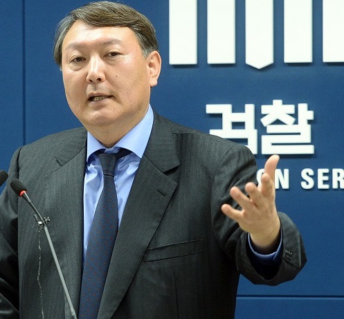 박영수 특별검사가 1일 윤석열 대전고검 검사를 특검 수사팀장으로 파견해 달라고 법무부와 검찰에 요청했다.윤 검사가 특검에 합류하게 되면 특검보 바로 아래 직위인 수사팀장을 맡아 일선 수사를 담당하게 된다. <사진제공=뉴시스>