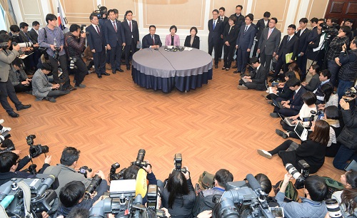 1일 오후 서울 여의도 국회 귀빈식당에서 열린 야3당 대표 회동에서 박지원 국민의당 비대위원장, 추미애 더불어민주당 대표, 심상정정의당 대표(왼쪽부터)가 박근혜 대통령에 대한 '탄핵소추안 발의 일정'을 논의하고 있다. <사진제공=뉴시스>
