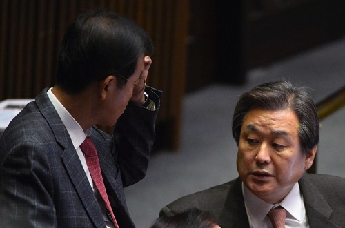 새누리당 김무성 전 대표가 1일 오후 서울 여의도 국회 본회의장에서 열린 제14차 본회의에 참석해 더불어민주당 원혜영 의원과 대화하고 있다. <사진제공=뉴시스>