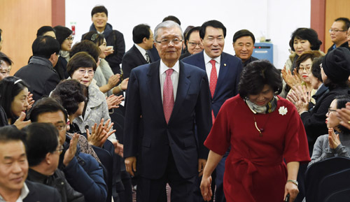 더불어민주당 김종인 전 대표가 30일 오후 대전 유성 계룡스파텔에서 열린 '초당파 안보민생 대전 포럼'에서 참석해 회의장으로 들어오고 있다. <사진제공=뉴시스>