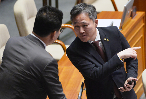 더불어민주당 표창원(오른쪽) 의원이 1일 오후 서울 여의도 국회 본회의장에서 열린 제14차 본회의에 참석해 송영길 의원과 대화하고 있다. <사진제공=뉴시스>