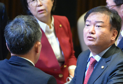 새누리당 민경욱 의원이 1일 오후 서울 여의도 국회 본회의장에서 열린 제14차 본회의에 참석해 더불어민주당 표창원 의원에게 SNS에 박근혜 대통령 탄핵 반대 의원 명단을 공개한 것에 대해 항의하고 있다.<사진제공=뉴시스>