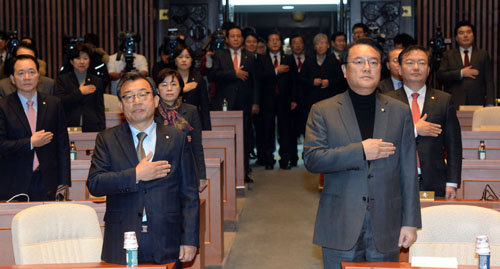 이정현 새누리당 대표와 정진석 원내대표를 비롯한 의원들이 30일 오전 서울 여의도 국회 예결위회의장에서 열린 의원총회에서 국민의례를 하고 있다. <사진제공=뉴시스>