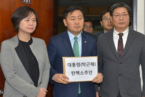 정의당 이정미(왼쪽부터), 국민의당 김관영, 더불어민주당 이춘석 대통령 탄핵 실무준비단장이 3일 오전 서울 여의도 국회에서 박근혜 대통령 탄핵소추안을 의안과에 접수하고 있다. <사진제공=뉴시스>