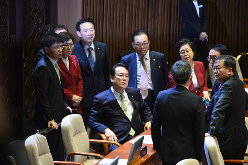 새누리당 정진석 원내대표 등이 1일 오후 서울 여의도 국회 본회의장에서 열린 제14차 본회의에 참석해 더불어민주당 표창원 의원에게 SNS에 박근혜 대통령 탄핵 반대 의원 명단을 공개한 것을 항의하고 있다. <사진제공=뉴시스>