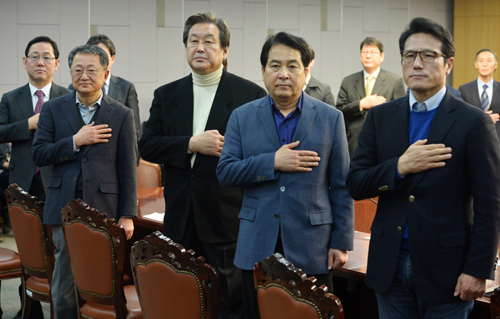 새누리당 주호영(왼쪽부터), 김재경 의원, 김무성 전 대표, 심재철 국회부의장, 정병국 의원 등이 4일 오후 서울 여의도 국회 의원회관에서 열린 비상시국회의 총회에 참석해 국민의례를 하고 있다. <사진제공=뉴시스>