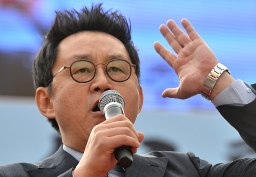 제6차 촛불집회를 앞두고 있는 3일 오후 서울 중구 동대문디자인플라자(DDP) 앞에서 박사모 등 보수시민단체가 주최한 박근혜 대통령 퇴진 반대 집회에서 윤창중 전 청와대 대변인이 참석해 발언하고 있다.<사진제공=뉴시스>