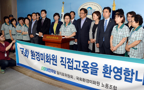 국회 환경미화노동조합원들과 더불어민주당 을지로위원회 위원들이 6월16일 서울 여의도 국회 정론관에서 기자회견을 열고 정세균 국회의장의 국회 환경미화원 직접고용 입장 발표에 환영의 뜻을 밝히고 있다. <사진제공=뉴시스>