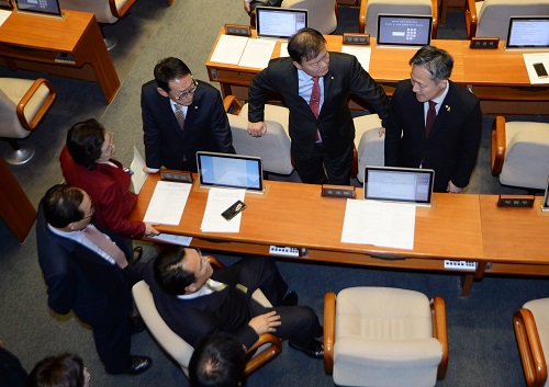 더불어민주당 표창원 의원이 1일 오후 서울 여의도 국회에서 열린 제364회(정기회) 국회 제14차 본회의 시작을 기다리며 박근혜 탄핵 반대 국회의원 명단을 SNS에 공개 한 것에 대해 정진석 새누리당 원내대표를 비롯한 의원들의 항의를 받고 있다. <사진제공=뉴시스>