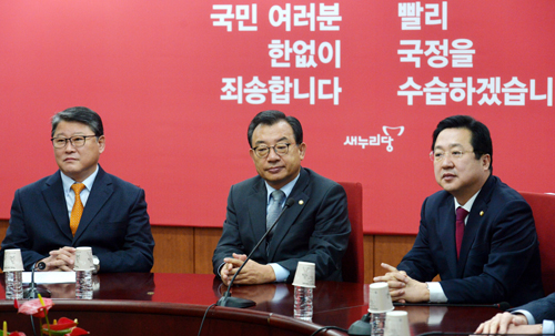 새누리당 조원진(왼쪽부터) 최고위원, 이정현 대표, 이장우 최고위원이 5일 오전 서울 여의도 당사에서 열린 최고위원회의에 참석해 무거운 표정을 하고 있다.이날 최고위원회의는 모두발언없이 즉각 비공개로 전환됐다. <사진제공=뉴시스>