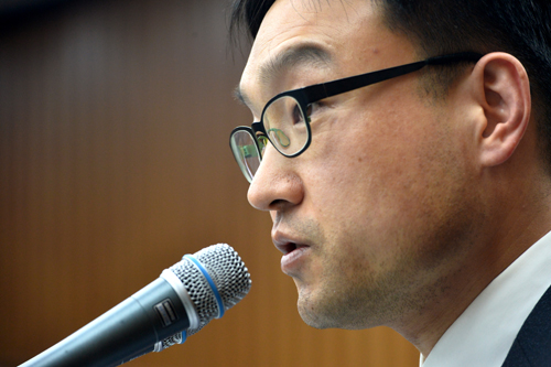 이선우 청와대 의무실장이 5일 오후 서울 여의도 국회에서 열린 박근혜 정부의 최순실 등 민간인에 의한 국정농단 의혹사건 진상규명을 위한 국정조사특별위원회에 출석해 의원 질의에 답변하고 있다. <사진제공=뉴시스>