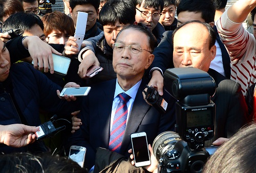 2일 오전 서울 종로구 세종문화회관 세종홀에서 박정희 탄생 100돌 기념사업 추진위원회 출범식 참석을 마치고 나서는 김기춘 전 대통령 비서실장이 취재진의 질문세례에 당혹스러운 표정을 짓고 있다.김기춘 전 대통령 비서실장은 " (최순실 사태, 청와대 수습 지휘부는 김기춘이라는 야당의 주장에 대해) 허무맹랑한 이야기다"라고 밝혔다. <사진제공=뉴시스>