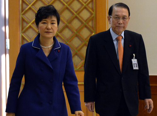 박근혜 대통령이 2014년 12월5일 오후 청와대에서 신임 장·차관에 대한 임명장 수여식에 김기춘 비서실장과 함께 참석하고 있다. <사진제공=뉴시스>