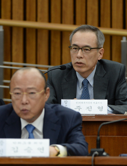 주진형 전 한화투자증권 대표가 6일 서울 여의도 국회에서 열린 박근혜 정부의 최순실 등 민간인에 의한 국정농단 의혹 사건 진상 규명을 위한 국정조사 특별위원회에서 의원들의 질의에 답하고 있다. <사진제공=뉴시스>