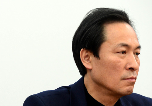 더불어민주당 우상호 원내대표가 8일 오전 서울 여의도 국회 원내대표실에서 열린 정책조정회의에서 생각에 잠겨 있다. 이날 우상호 원내대표는 박근혜 대통령 탄핵 추진과 관련, '의총에서 의원 전원이 국회의원직 사퇴서를 작성하고 그것을 지도부에 제출하기로 의견을 모았다'며 탄핵소추안 부결 시 전원 의원직에서 물러날 수 있다고 밝혔다. <사진제공=뉴시스>