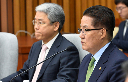 국민의당 박지원 원내대표가 8일 오전 서울 여의도 국회에서 열린 의원총회에 참석해 모두발언하고 있다.박 원내대표는 부산, 목포를 출발한 탄핵열차가 여의도에 거의 다달았다며 새누리당도 역사의 가운데서 반성과 참회의 마음으로 탄핵에 동참해줄 것을 촉구한다고 말했다. <사진제공=뉴시스>