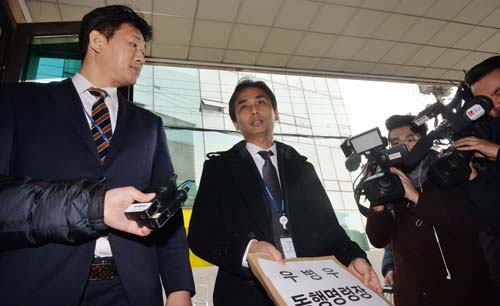 ‘최순실 국정농단 진상규명’ 국정조사 특별위원회가 우병우 전 청와대 민정수석과 그의 장모 김장자 삼남개발 회장의 증인 출석을 위해 동행명령장을 발부한 7일 오전 서울 강남구 우 전 수석 장모 자택 앞에서 국회 경위들이 명령장을 들어보이고 있다. <사진제공=뉴시스>