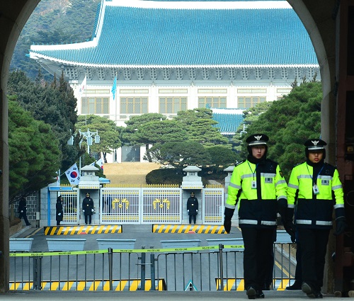 박근혜 대통령의 탄핵소추안 표결을 하루 앞둔 8일 오전 청와대 앞에서 경찰 경비단이 교대를 위해 이동하고 있다. <사진제공=뉴시스>