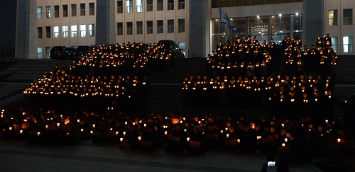 더불어민주당 추미애 대표를 비롯한 당 지도부와 의원들, 당직자들이 5일 오후 서울 여의도 국회 본청 앞 계단에서 열린 박근혜 대통령 탄핵 촛불집회에서 촛불로 '탄핵'이라는 글씨를 만들고 있다. <사진제공=뉴시스>