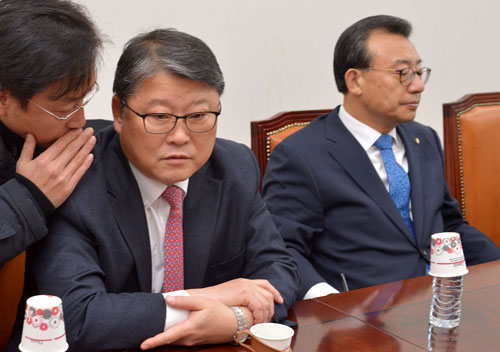 새누리당 이정현 대표와 조원진 최고위원은 8일 오전 서울 여의도 국회 대표실에서 최고위원 간담회를 하고 있다. <사진제공=뉴시스>