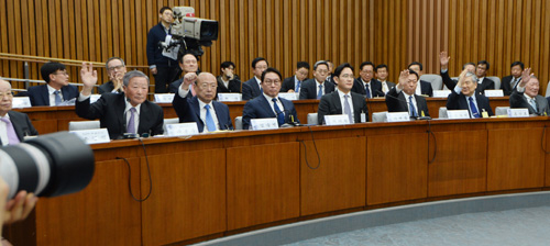 6일 서울 여의도 국회에서 열린 박근혜 정부의 최순실 등 민간인에 의한 국정농단 의혹 사건 진상 규명을 위한 국정조사 특별위원회에서 안민석 더불어민주당 의원이 전경련 해체를 반대하는 총수들은 거수해달라는 요청에 구본무 LG 회장, 정몽구 현대차 회장, 신동빈 롯데 회장, 김승연 한화 회장, 조양호 한진 회장, 허창수 GS 회장 등이 손을 들고 있다. 청문회에 참석한 총수 9명 중 6명이 전경련 해체를 반대한다는 의사를 표명했다. <사진제공=뉴시스>