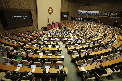 김관영 국민의당 의원이 9일 오후 국회 본회의에서 박근혜 대통령 탄핵소추안에 대한 제안설명을 하고 있다. <사진제공=뉴시스>