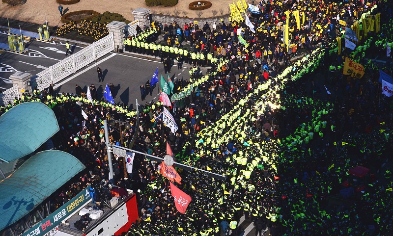 박근혜 대통령 탄핵안 표결일인 9일 오후 서울 영등포구 국회 앞에서 시민들이 국회에 탄핵 가결을 압박하고 있다. <사진제공=뉴시스>