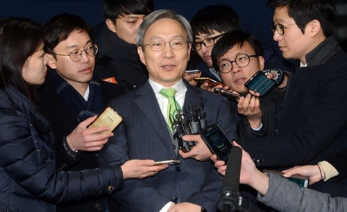 박근혜 대통령 탄핵심판 사건의 주심 재판관인 강일원 헌법재판관이 10일 오후 서울 종로구 헌법재판소로 출근해 취재진의 질문에 답하고 있다. <사진제공=뉴시스>