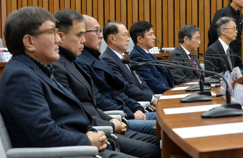 7일 오후 서울 여의도 국회에서 열린 최순실 국정농단 의혹 진상규명을 위한 국정조사 특별위원위 2차 청문회에 출석한 송성각(왼쪽부터) 전 콘텐츠 진흥원장, 김종 전 문화체육관광부 제2차관, 차은택 전 창조경제추진단장, 김기춘 전 청와대 비서실장, 고영태 전 더블루K 이사, 조원동 전 청와대 경제수석비서관, 정현식 K스포츠재단 사무총장이 증인석에서 질의를 듣고 있다. <사진제공=뉴시스>