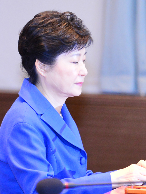 박근혜 대통령의 탄핵소추안 표결이 가결된 9일 오후 박 대통령이 청와대 위민관에서 열린 국무위원들과 간담회에서 모두발언을 마치고 있다. <사진제공=뉴시스>