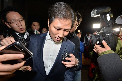 최순실(60·구속)씨와 함께 현 정부 국정을 좌지우지 해온 것으로 알려진 청와대 '문고리 권력 3인방' 중 한명인 안봉근 전 청와대 국정홍보비서관이 검찰조사를 마치고 서울중앙지방검찰청을 나서고 있는 모습. <사진제공=뉴시스>