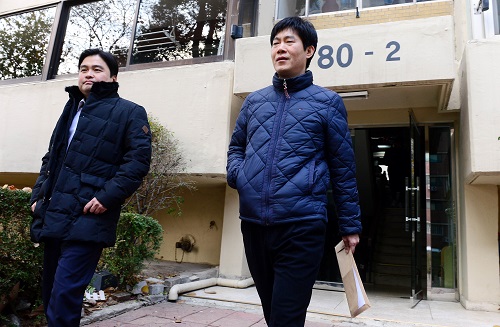 최순실 국정농단 진상규명’ 국정조사 특별위원회가 우병우 전 청와대 민정수석 증인 출석을 위해 동행명령장을 발부한 7일 오후 서울 강남구 우 전 수석 자택을 찾았던 국회 경위들이 소재여부를 확인하고 밖으로 나서고 있다. <사진제공=뉴시스>