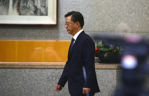 각종 비위 의혹이 제기된 우병우 전 청와대 민정수석비서관이 서울중앙지방검찰청에서 피의자 신분으로 소환 조사를 받은 뒤 검찰청을 나서고 있다. <사진제공=뉴시스>