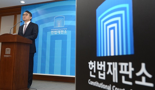 배보윤 헌법재판소 공보관이 14일 오후 서울 종로구 헌법재판소 브리핑룸에서 박근혜 대통령 탄핵심판 재판관회의 관련 브리핑을 하고 있다.  <사진제공=뉴시스>