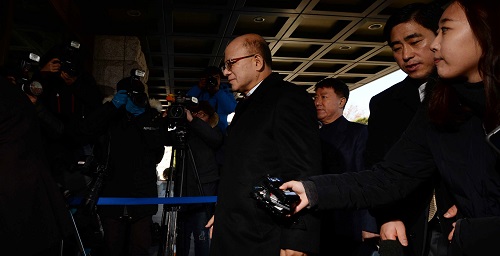 박근혜 대통령 탄핵심판의 재판장인 박한철 헌법재판소장이 11일 오전 서울 종로구 헌법재판소로 출근을 하고 있다. <사진제공=뉴시스>