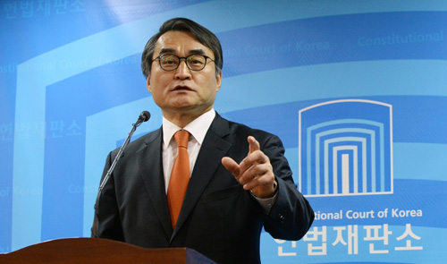 배보윤 헌법재판소 사무처 공보관이 12일 오후 서울 종로구 헌법재판소에서 박근혜 대통령 탄핵 관련 재판관 전체회의에 대한 브리핑을 하고 있다. <사진제공=뉴시스>