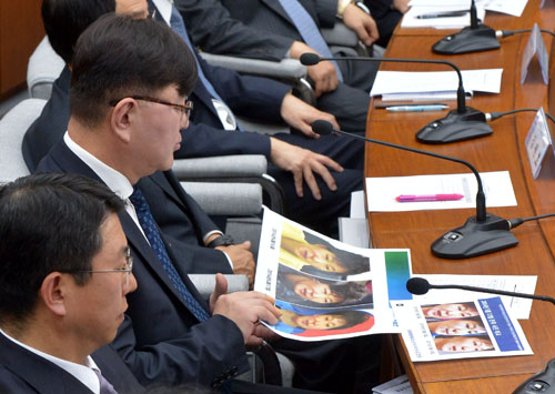 배보윤 헌법재판소 사무처 공보관이 12일 오후 서울 종로구 헌법재판소에서 박근혜 대통령 탄핵 관련 재판관 전체회의에 대한 브리핑을 하고 있다. <사진제공=뉴시스>