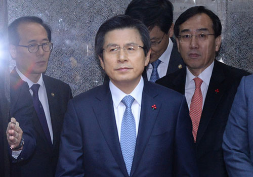 황교안 대통령 권한대행이 14일 오후 서울 여의도 국회를 방문, 승강기에서 내리고 있다. <사진제공=뉴시스>