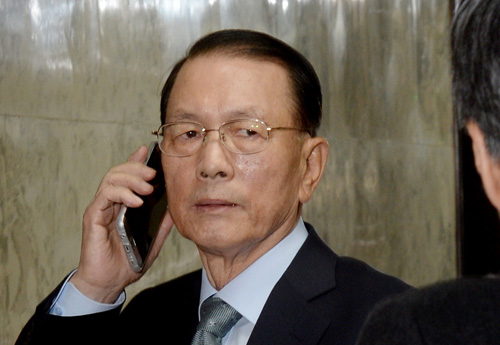 김기춘 전 청와대 비서실장이 7일 서울 여의도 국회에서 열린 박근혜 정부의 최순실 등 민간인에 의한 국정농단 의혹 사건 진상 규명을 위한 국정조사 특별위원회가 정회되자 청문회장을 빠져나가고 있다.<사진제공=뉴시스>