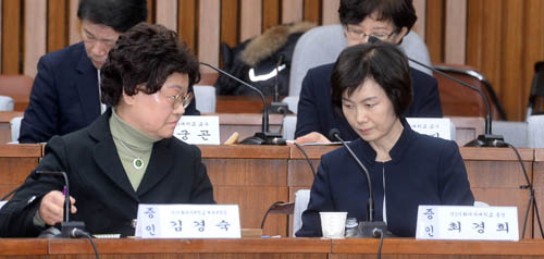 15일 오전 서울 여의도 국회에서 열린 국정조사 특위 4차 청문회에서 최경희(오른쪽) 전 이화여대 총장과 김경숙 전 이화여대 체육대학장이 대화를 하고 있다. <사진제공=뉴시스>