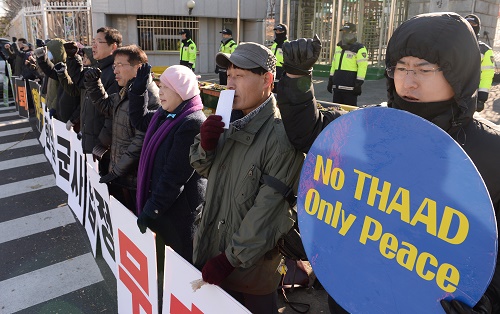 16일 오전 서울 용산구 국방부 앞에서 열린 '한미일 안보회의에 즈음한 기자회견'에 참석한 사드한국배치저지전국행동 관계자들이 구호를 외치고 있다. <사진제공=뉴시스>