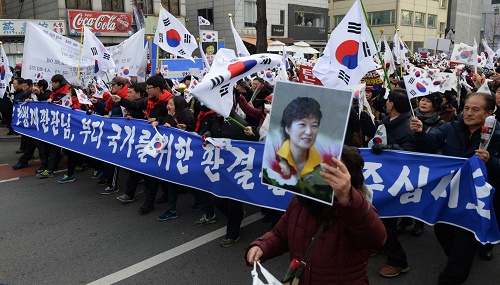 박근혜를 사랑하는 모임(박사모)등 보수단체 회원들이 17일 오후 서울 종로구 안국역 인근에서 집회를 열고 청와대로 행진하고 있다. <사진제공=뉴시스>