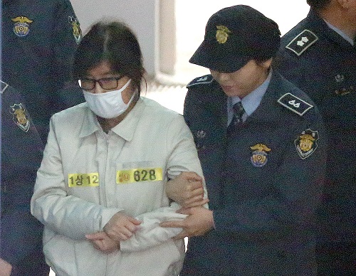 박근혜 대통령과 공모해 국정을 농단한 혐의 등으로 기소된 '비선 실세' 최순실(60)이 19일 오후 서울중앙지법에서 열린 첫 재판에 참석하기 위해 호송차에서 내려 법원으로 향하고 있다. <사진제공=뉴시스>