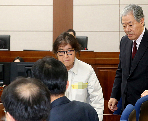 최순실 씨가 19일 오후 서초구 서울중앙지법 형사대법정에서 열린 국정농단사건 첫 재판에 들어서고 있다. <사진제공=뉴시스>