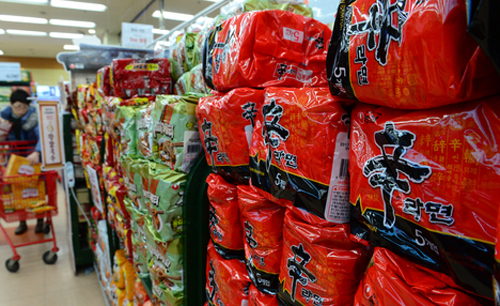 18일 오전 서울의 한 대형마트에서 시민이 라면을 살펴보고 있다. 지난 16일 농심은 라면의 권장소비자가격을 평균 5.5% 인상한다고 밝혔으며, 가격은 오는 20일부터 오른다고 발표했다.<사진제공=뉴시스>