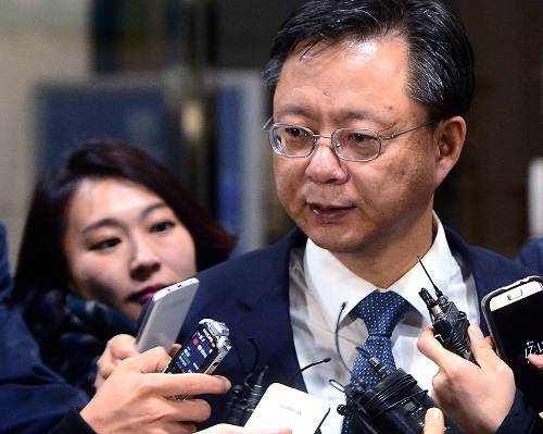 각종 비위 의혹이 제기된 우병우 전 청와대 민정수석비서관이 지난 11월 7일 서울중앙지방검찰청에서 피의자 신분으로 소환 조사를 받은 뒤 검찰청을 나서고 있는 모습. <사진제공=뉴시스>