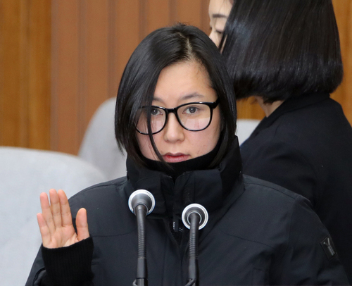 장시호 씨가 7일 서울 여의도 국회에서 박근혜 정부의 최순실 등 민간인에 의한 국정농단 의혹사건 진상규명을 위한 국정조사 특별위원회의 청문회에 증인으로 출석, 선서를 하고 있다.<사진제공=뉴시스>